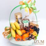 Подарочная корзина из фруктов, сухофруктов и орехов