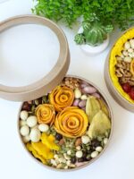 Коробочка с орехами и сухофруктами