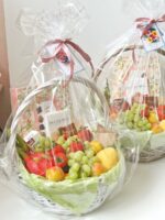 Подарочный набор с фруктами и конфетами в корзине — изображение 3