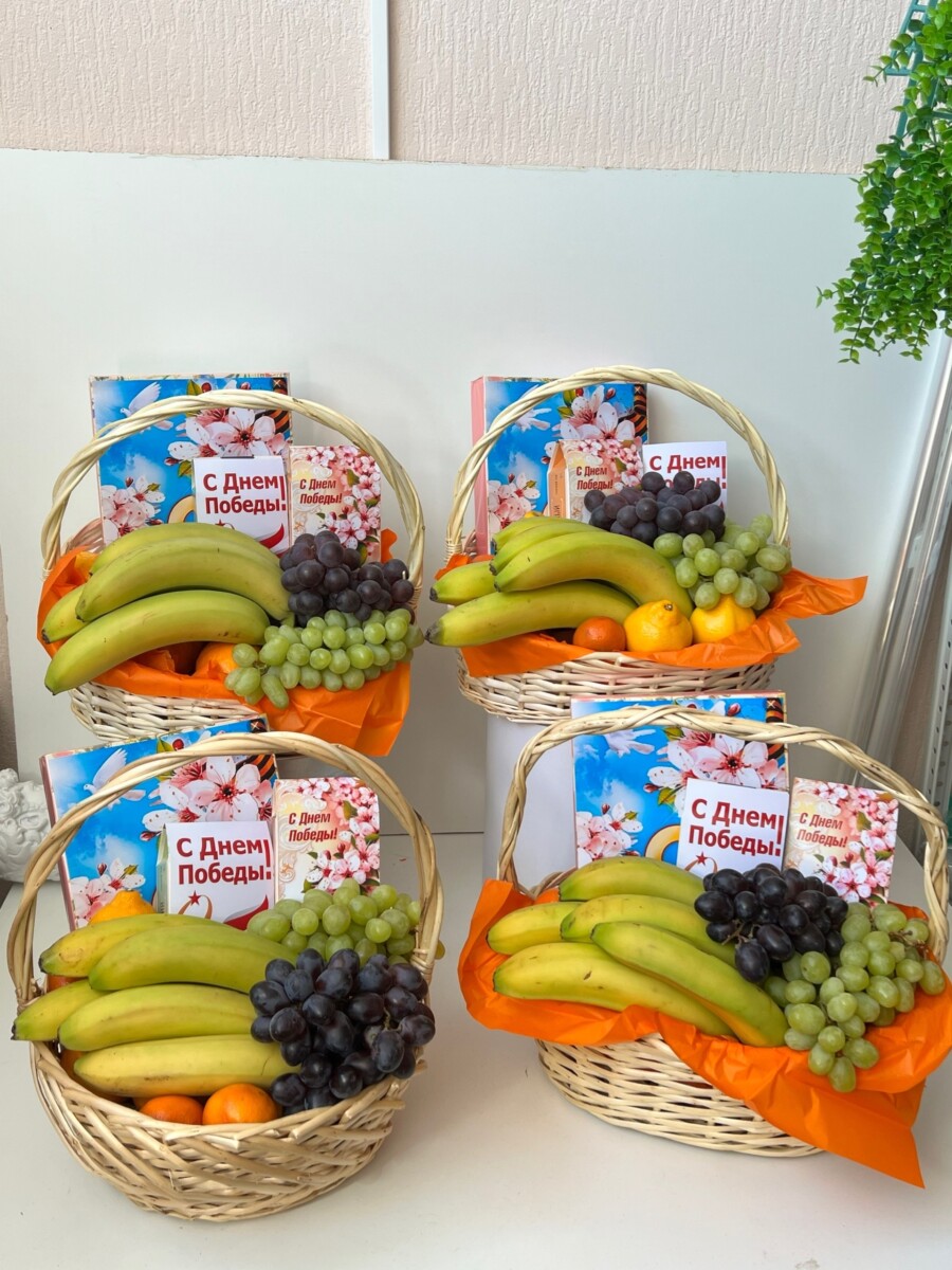 Подарочный набор с фруктами, конфетами и чаем