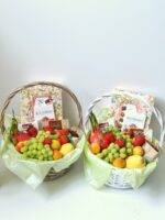 Подарочный набор с фруктами и конфетами в корзине