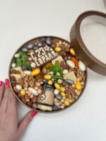 Набор с орехами и сухофруктами в коробке — изображение 2